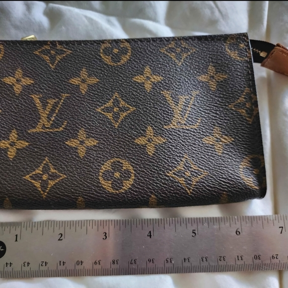 Louis Vuitton Pouch. Inside is tacky and zipper is not smooth - Picture 3 of 6